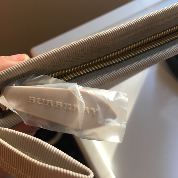 NWOT Burberry Cosmetic Case / Pouch 100% AUTHENTIC - Picture 3 of 11